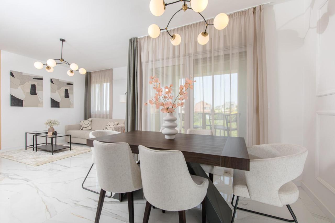 Cosmopolitan **** Apartment